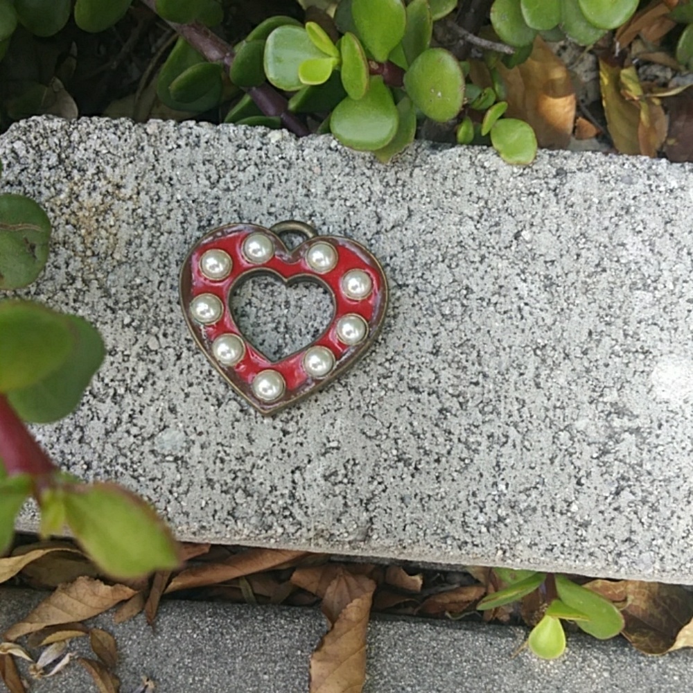 Fake pearl studded heart pendant